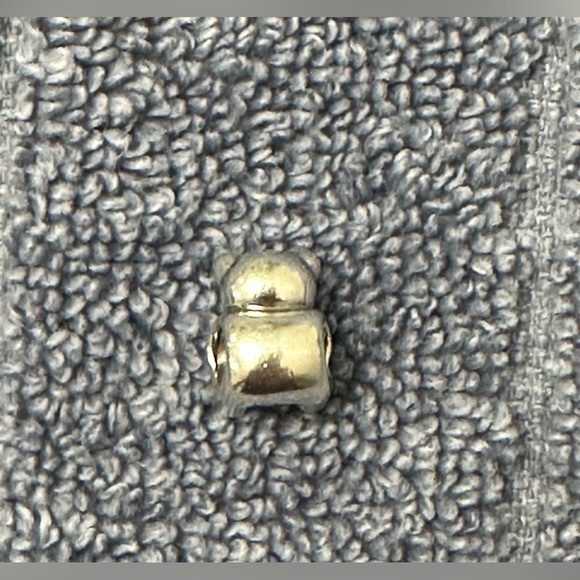 Pandora: Limited Edition Bear My Heart Charm (Retired) - Picture 16 of 16